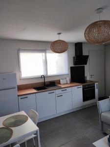 Η κουζίνα ή μικρή κουζίνα στο Le cocon