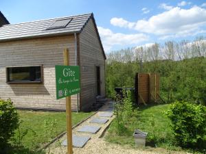 GesvesAu Temps de Pierre - Gîte avec Bain Nordique的房屋前的标志