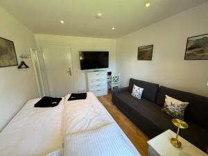 a living room with two beds and a couch at Casa de Rainer Tommerup in Tommerup