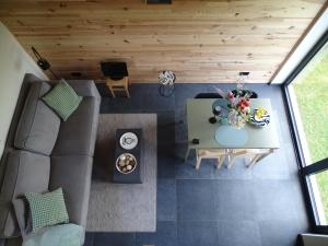 an overhead view of a living room with a table and a couch at Au Temps de Pierre in Gesves