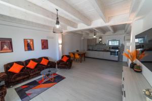 una sala de estar con un sofá y una mesa en La Suite Di Giovina by VILLA YUCCA, en Torano Nuovo