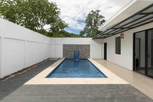 Bazén v ubytování Casa Aurora With Private Patio & Pool nebo v jeho okolí