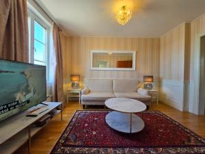 TV a/nebo společenská místnost v ubytování Vänerport Lakefront Hotell