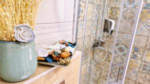 Un jarrón sobre un mostrador junto a una ducha. en Chic, Sunny and Cozy One Bedroom Bliss, en Varna 14 fotos más