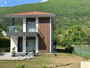 a house with a view of a mountain at Villa belle rive RdC 3 chambres in Sévrier