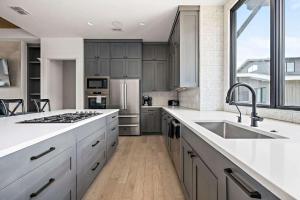 Η κουζίνα ή μικρή κουζίνα στο Luxe 3-Story Retreat - Chefs Kitchen and Firepit +36 φωτογραφίες