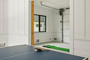 Kemudahan pingpong di Luxe 3-Story Retreat - Chefs Kitchen and Firepit atau berdekatan