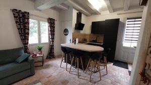 a kitchen with a table and chairs in a room at Gîte Elendil - Esprit Champêtre in Chambon