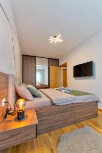 Postel nebo postele na pokoji v ubytování Golden Pine Lux Wellness and Spa + 36 fotografií