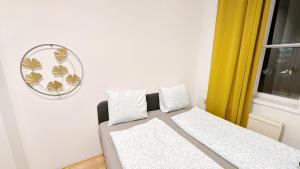 Postel nebo postele na pokoji v ubytování Spacious Rooms - 15 Min from Airport & City Center, 5 Min from Vienna Main-Bus Station EZ8