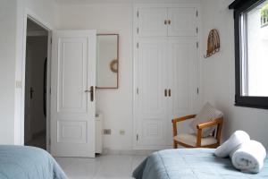 Posteľ alebo postele v izbe v ubytovaní Apartamento Faro da Rocha