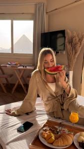 Joogid majutusasutuses moonlight view pyramids