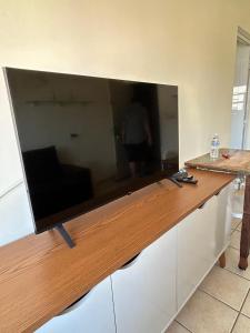 Elle comprend une télévision à grand écran plat. dans l'établissement Apartamento centro de Peruíbe, à Peruíbe 56 autres photos