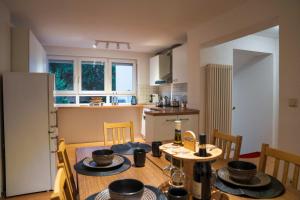 a kitchen and dining room with a table and chairs at Grill & Chill-Kressbronn Deluxe in Kressbronn am Bodensee
