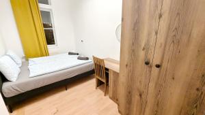 Postel nebo postele na pokoji v ubytování Spacious Rooms - 15 Min from Airport & City Center, 5 Min from Vienna Main-Bus Station EZ8