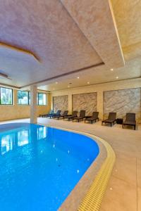 Bazén v ubytování Golden Pine Lux Wellness and Spa nebo v jeho okolí
