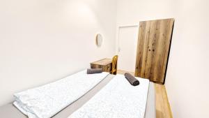 Postel nebo postele na pokoji v ubytování Spacious Rooms - 15 Min from Airport & City Center, 5 Min from Vienna Main-Bus Station EZ8