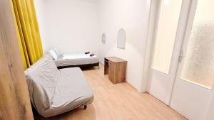 Postel nebo postele na pokoji v ubytování Spacious Rooms - 15 Min from Airport & City Center, 5 Min from Vienna Main-Bus Station EZ8