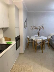 ヴェリポジェにあるPelinku Apartmentのテーブルと椅子のあるキッチンとダイニングルーム