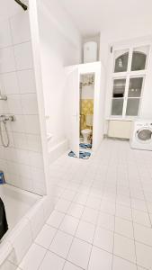 Koupelna v ubytování Spacious Rooms - 15 Min from Airport & City Center, 5 Min from Vienna Main-Bus Station EZ8