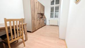 Kuchyň nebo kuchyňský kout v ubytování Spacious Rooms - 15 Min from Airport & City Center, 5 Min from Vienna Main-Bus Station EZ8