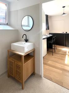 ein Bad mit einem Waschbecken und ein Esszimmer in der Unterkunft Studio en rdc - hyper centre Dol de Bretagne in Dol-de-Bretagne