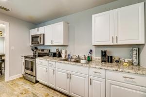 una cucina con mobili bianchi e un lavandino di 3 Mi to Beach Family Home in Corpus Christi! a Corpus Christi