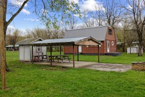 Κήπος έξω από το Riverfront Cabin Wood Stove Fire Pit & Grill