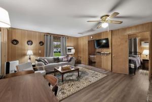 Μια τηλεόραση ή/και κέντρο ψυχαγωγίας στο Riverfront Cabin Wood Stove Fire Pit & Grill