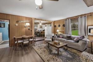 Χώρος καθιστικού στο Riverfront Cabin Wood Stove Fire Pit & Grill +38 φωτογραφίες