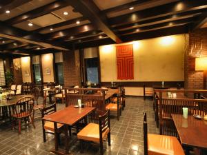 Reštaurácia alebo iné gastronomické zariadenie v ubytovaní Kita Hotel