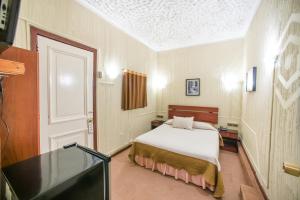 En eller flere senger på et rom på Hotel Sahara Inn