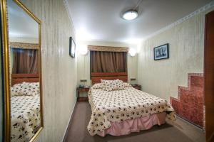 Postel nebo postele na pokoji v ubytování Hotel Sahara Inn