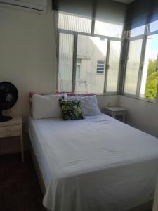 Ένα ή περισσότερα κρεβάτια σε δωμάτιο στο Temporada Copacabana