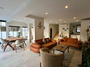 Ein Sitzbereich in der Unterkunft Casa Rosa Luxury Villa w heated Pool