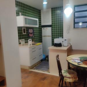 Η κουζίνα ή μικρή κουζίνα στο Temporada Copacabana