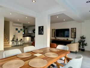 TV a/nebo společenská místnost v ubytování Casa Rosa Luxury Villa w heated Pool
