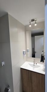 a bathroom with a sink and a mirror at Exclusivo departamento tres dormitorios, capacidad 6 personas, excelente vista al mar para disfrutar de las puestas de sol in Antofagasta +19 photos