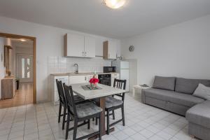 Η κουζίνα ή μικρή κουζίνα στο Sea View Apartment Neti - Happy Rentals