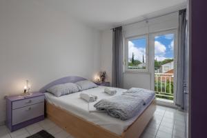 Ένα ή περισσότερα κρεβάτια σε δωμάτιο στο Sea View Apartment Neti - Happy Rentals