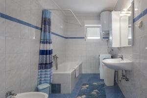 Ένα μπάνιο στο Sea View Apartment Neti - Happy Rentals