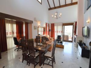 Televízia a/alebo spoločenská miestnosť v ubytovaní Villa in Costa Blanca with Private Pool