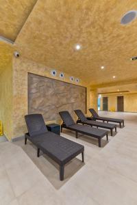Posezení v ubytování Golden Pine Lux Wellness and Spa