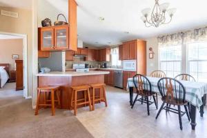 a kitchen and dining room with a table and chairs at Mariposa Ridge Retreat in Mariposa