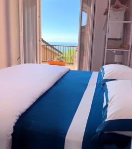 Postel nebo postele na pokoji v ubytování Sea view apartment in Lerici, between Cinque Terre and Tuscany + 24 fotografií