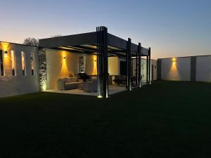 ein modernes Haus mit einer großen offenen Terrasse in der Unterkunft Pelicanos Residencial in Puerto Peñasco