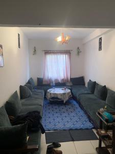 una sala de estar con un sofá y una mesa en Luxury, en Sidi Yahia az Zaʼer