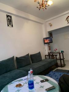 Una sala de estar con un sofá verde y una mesa. en Luxury, en Sidi Yahia az Zaʼer