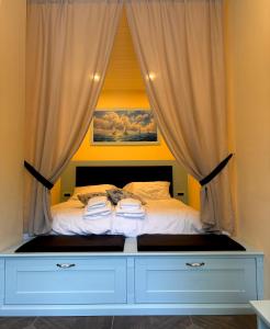 - une chambre avec un lit et une fenêtre avec des serviettes dans l'établissement Rooms Casa della Pizza - parking included, à Izola
