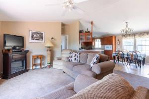 a living room with a couch and a tv at Mariposa Ridge Retreat in Mariposa